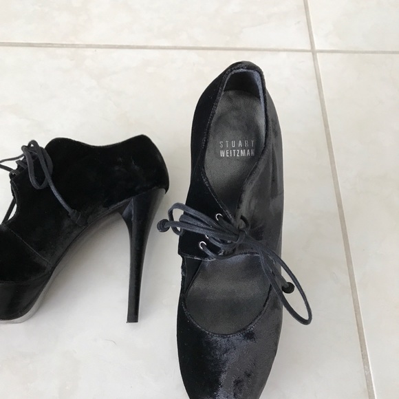 Gorgeous Black velvet Stuart Weitzman heels. - Picture 6 of 7